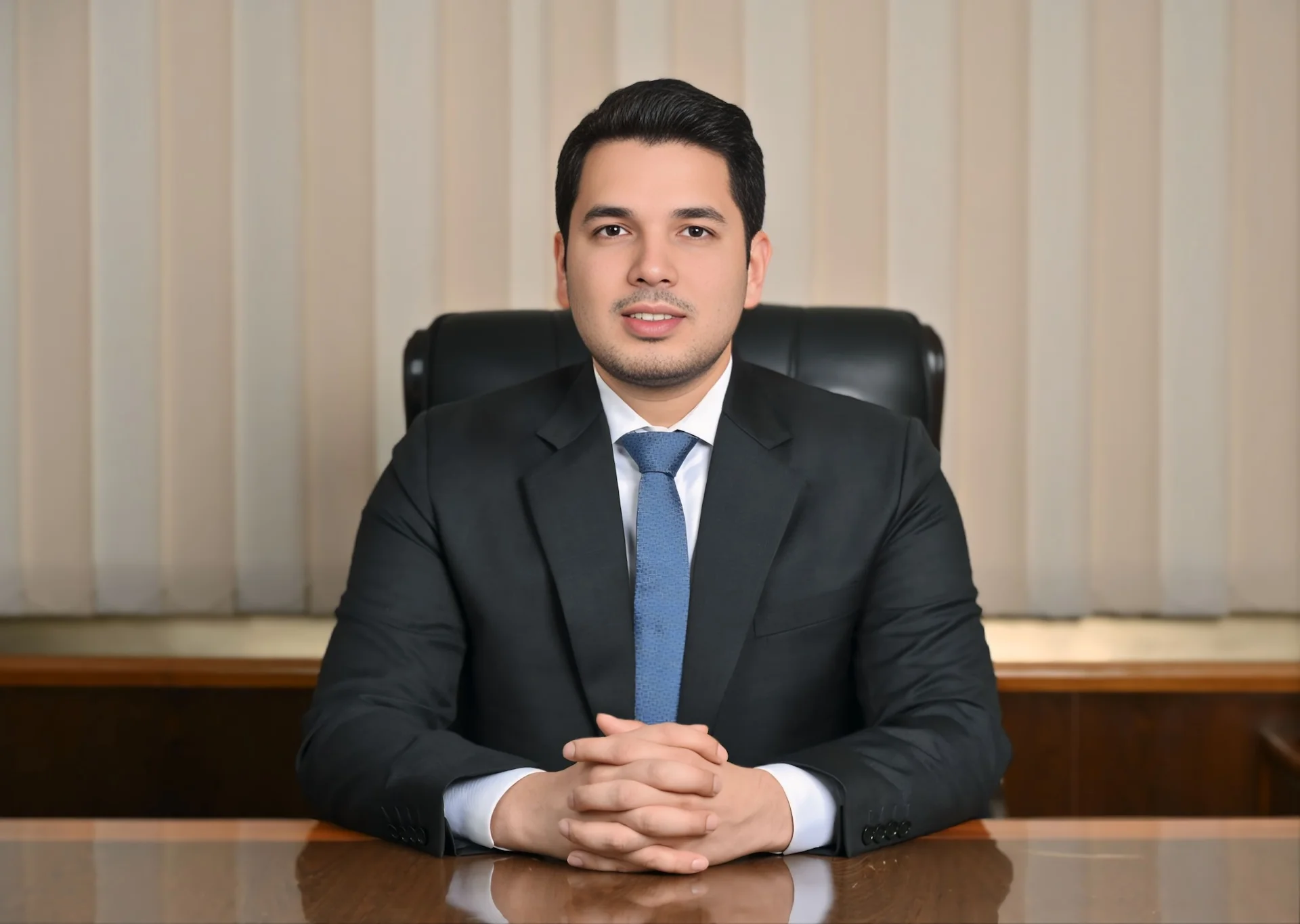 LinkedIn headshot photographer Gurugram, DLF Cyberhub