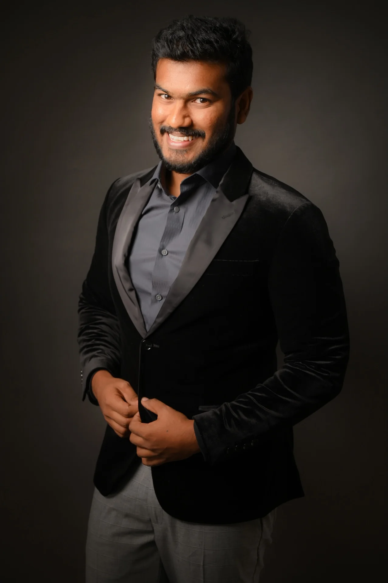 LinkedIn headshot photographer Gurugram, DLF Cyberhub